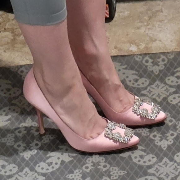 Manolo blahnik hanging pink satin pumps - Picture 16 of 17